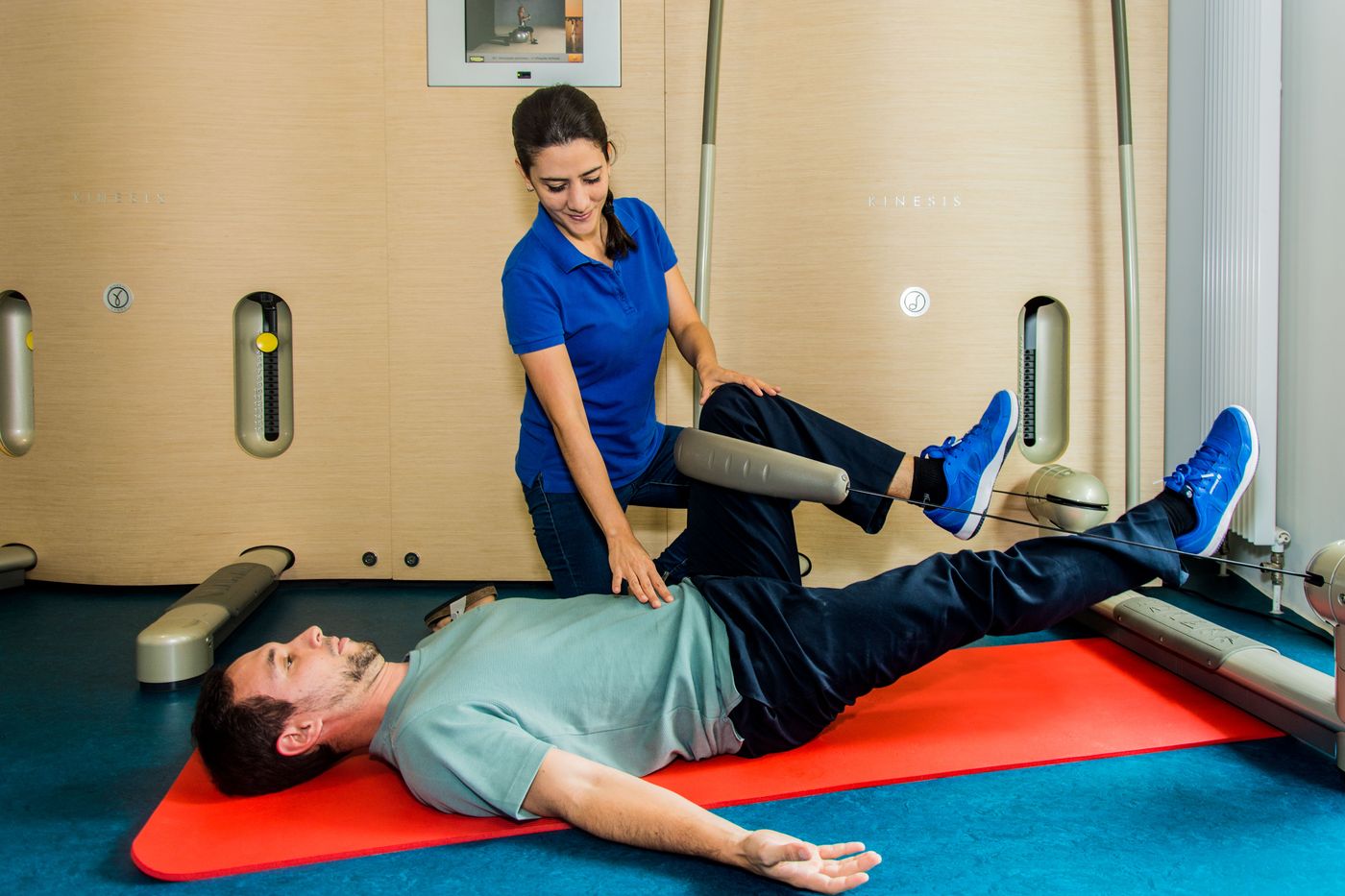 Physiothérapeute en séance avec un patient